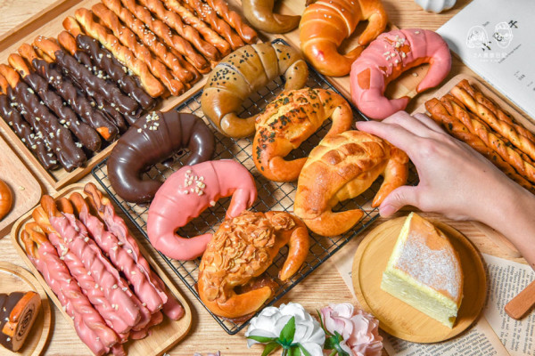 角之館樹林總店三峽金牛角：12種口味的金牛角禮盒，奶香超濃郁，必買香酥脆的牛角棒和金牛角，不甜不膩香氣四溢，可宅配！ – 2A食旅日記