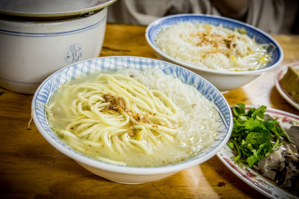 蘆洲大廟口切仔麵｜傳承四代老字號老店，濃白色大骨湯切仔麵超好吃