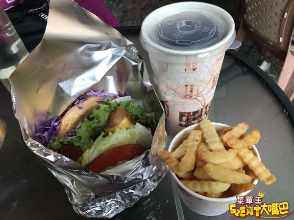 台中南區美食潛艇堡》吉米卡潛艇堡菜單價位大公開！挑戰你大嘴巴的潛艇堡～台中南門路興大必吃美食小吃餐廳推薦。