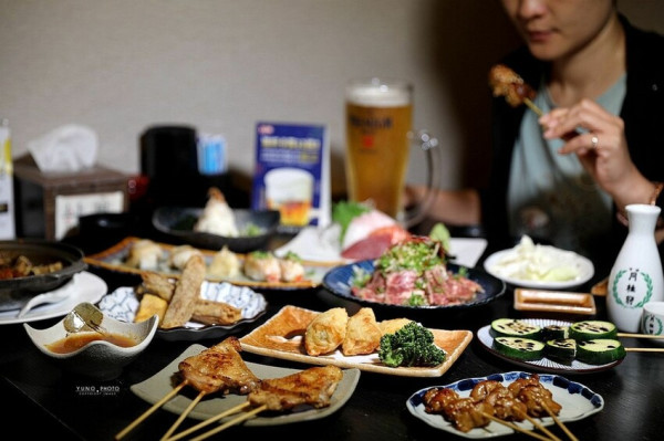 台中市北區低調隱身巷弄 炭火直烤的日式串烤深夜食堂 下班微醺聚餐首選｜ととや和道屋串燒專門(台中北區串燒居酒屋推