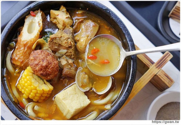 按摩麻油雞搬進咖哩老店，份量十足、白飯吃到飽，只有冬季限定呦！！