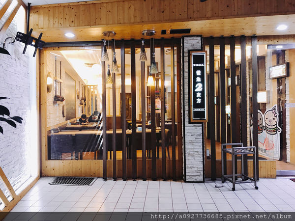 【台中一中商圈-北區】IG必打卡雙魚2次方 ♥ 親子創作DIY漢堡，台中美食甜點，創意美式漢堡Burger，可愛造型的漢堡組合，江母鴨造型會噴汁的漢堡肉！彩虹磚土司，一中街好吃美食餐廳，來台中必踩景點