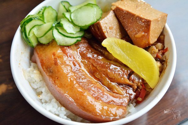 台北萬華小吃美食:平價好吃的焢肉飯,正港麻豆碗粿(捷運龍山寺站西門站,艋舺清水巖祖師廟旁)