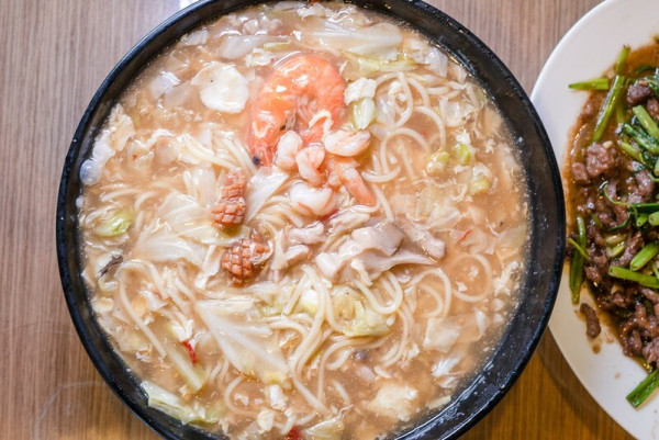 【台北萬華-梧州街美食】篙腳海產店.古早味什錦大滷麵好滋味.想吃得碰運氣
