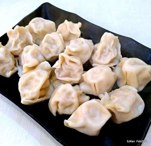 「東湖好餃子總店」--- 皮薄餡多好餃子，酸辣湯用料豐盛好味道!