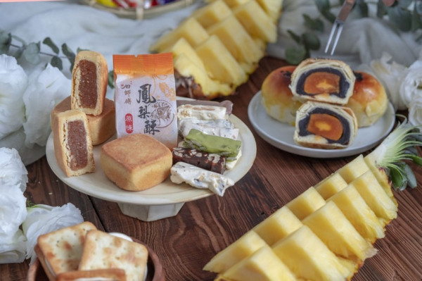 團購美食 白師傅牛軋糖｜母親節禮盒就選它！微甜不黏牙綜合牛軋糖、獲獎蛋黃酥、香蔥甜心餅鹹甜奶香超涮嘴！ · 算命的說我很愛吃