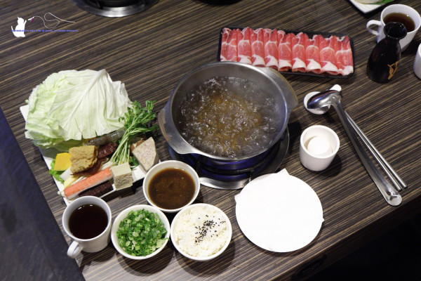[食記] 台中 南屯區 || 雲爐鍋物 || 超值宵夜火鍋，湯頭好喝好特別^口^
