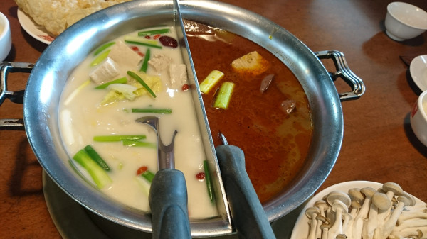 【台中】在市長官邸吃麻辣鍋，紅樓夢插畫的屏風、濃濃的古典中國風，麻辣鴨血跟豆腐可以無限添加『一鼎饌 麻辣鍋』(內含菜單)