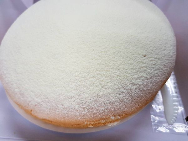 桃園市桃園區[佳樂精緻蛋糕專賣店]芋頭波士頓蛋糕食記 表層灑有奶粉 美美像雪花~ 芋頭真材實料 ~ 整體口感不錯吃!