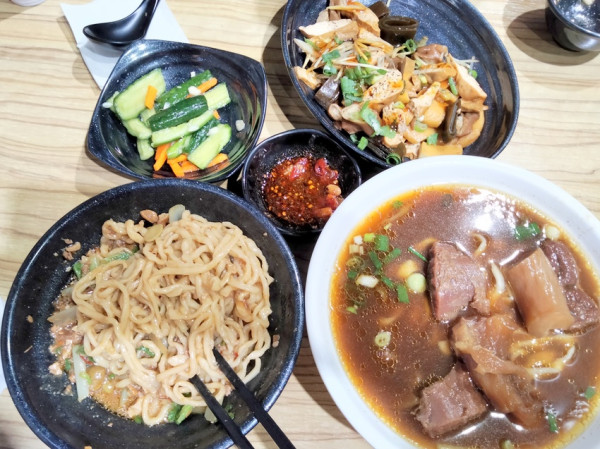 桃園美食-小木屋麵館(聖保祿醫院斜對面)排隊麵食店