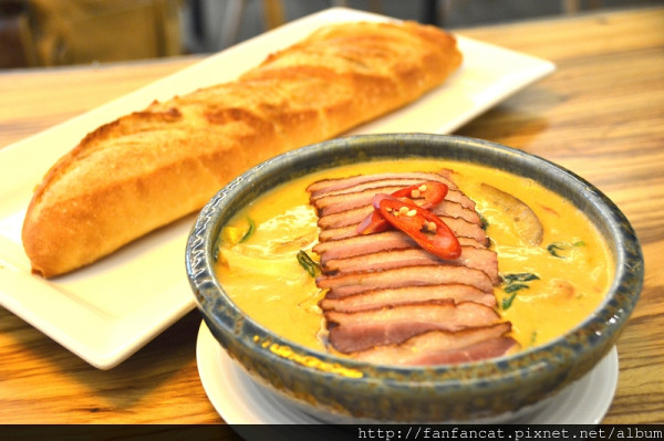 what?! 咖哩也能佐法國麵包!!!