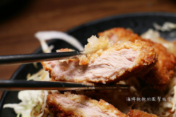 秋月日式炸豬排｜南機場夜市美食，高CP豬排、蛋包飯、咖哩飯，內用味噌湯無限喝，菜單價位(捷運小南門站)