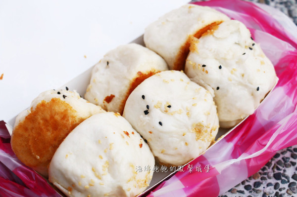 南機場夜市美食｜鈺師傅上海生煎包，皮脆多汁，買五送一超划算！菜單價位(捷運小南門站)