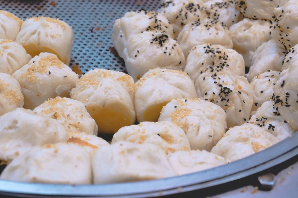 【南機場夜市】鈺師傅上海生煎包：四種口味一個15元，銅板美食推薦。