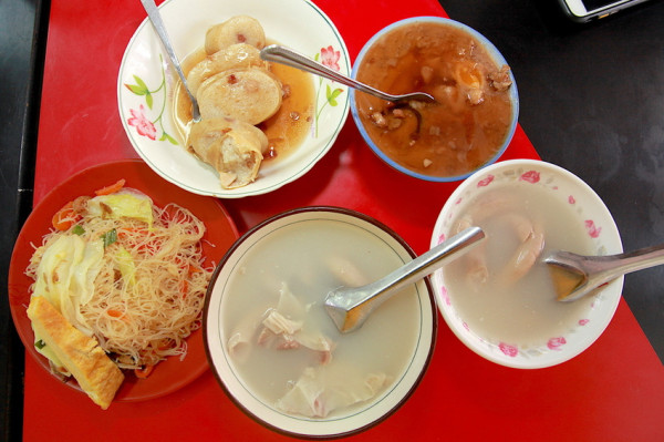 吃。台南|中西區。食尚玩家介紹過，超過40年台南的特色小吃，值得樂天小高推薦「鎮傳四神湯」。