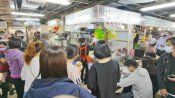 【台北美食】祥記炒燴｜非用餐時間也要等半小時才能吃到的蝦仁滑蛋燴飯