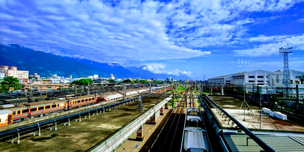 花蓮火車站改建啟用:十座迎賓大傘送往迎來、俯瞰鐵道火車列車進出、看飛機起降