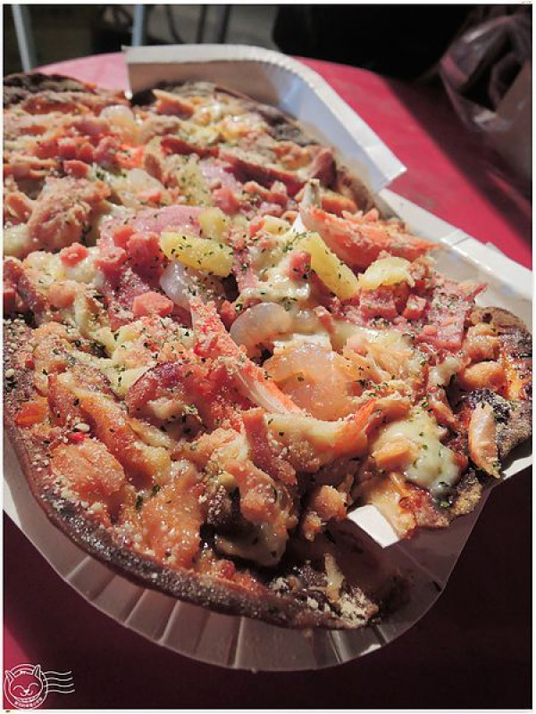 【星與愛美食-台中】週二旱溪夜市超驚艷，木炭現烤料多到滿出來薄皮披薩~烤布島窯烤披薩。