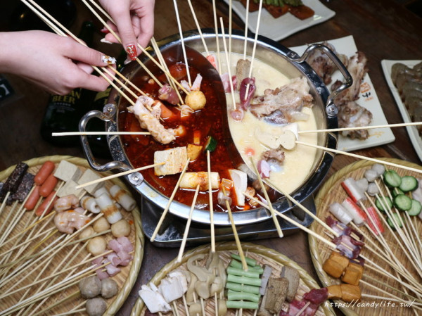 就醬子烤吧季節限定，麻辣串串新登場，30多種串串4元起，加碼吃多少免費送多少