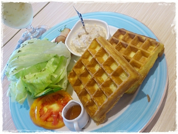 果物憩(ㄑ一ˋ)席 一個氣氛不錯的店 水果切打料多 種類算特別 好喝且有飽足感 方鬆餅瓦酚(德國鬆餅) 口感類似蛋糕 濃郁蛋香不同於其他口感的鬆餅