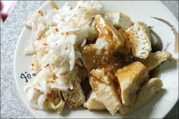 《中和美食/小姑遊記》興南夜市小吃老店～阿美臭豆腐米粉湯