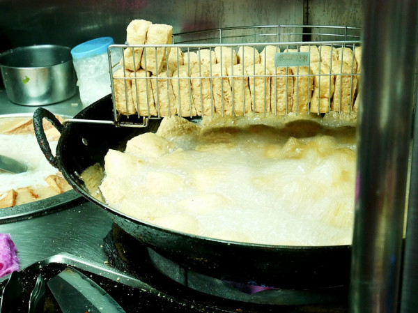 中和老字號臭豆腐，在地人大推，酥脆豆腐超多汁，還有手工泡菜也厲害