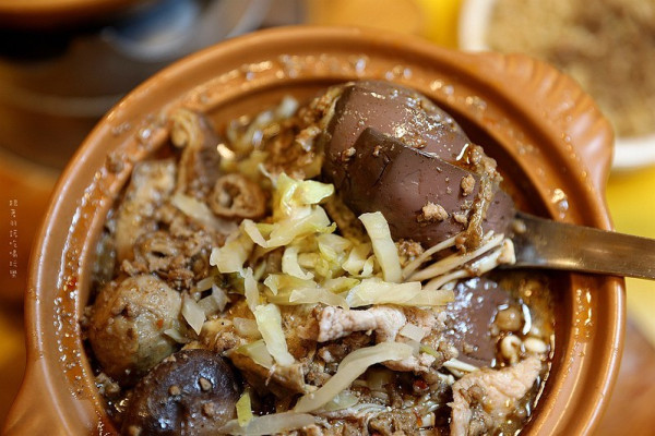 口吅品麻辣臭豆腐&平價牛排複合店通化店｜麻辣臭豆腐飄香超過20年！老饕最愛超嫩鴨血豆腐。菜單價位（捷運信義安和站）