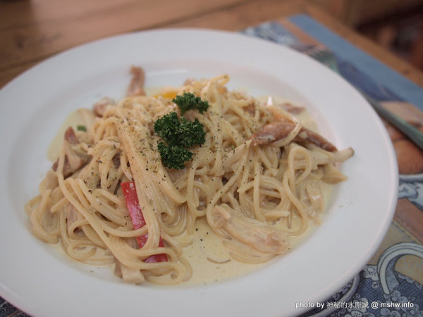 取景自由,有開放式攝影棚的小歇場所 ~ 台中南區"攝界平日外拍團 - Photo Temple 聖地影像咖啡館"