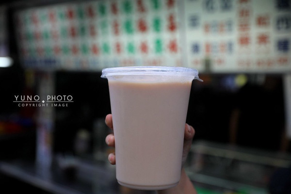 隱藏夜市古早味豆漿紅茶居然只要$15！加碎冰更好喝｜南機場夜市阿吉豆漿紅茶