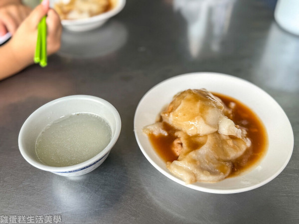 【台南食記】福記肉圓2店 - 肉圓外皮軟綿，配上免費大骨湯超讚！