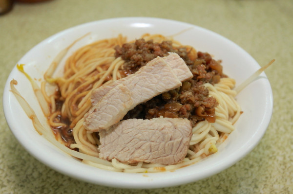 吃。高雄｜岡山區。在地知名的麵食，入口即化的瘦肉片「祥記乾麵」。
