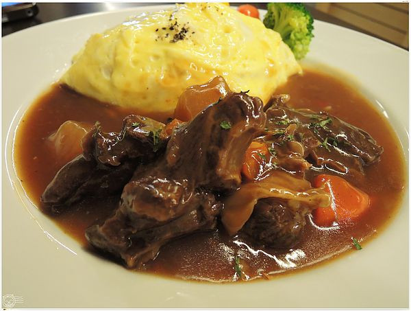 【星羽愛美食-台中】讓人驚艷平價學區美食，起司夾心歐姆蕾滋，激推狂推奶香味鹿谷金萱茶~米夏‧費德爾+彩虹眷村。