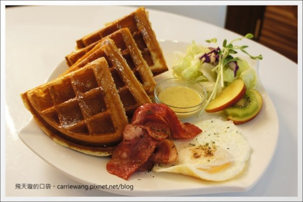 【台中早午餐】浸在咖啡 in cafe。鬆餅滿推薦的哦！