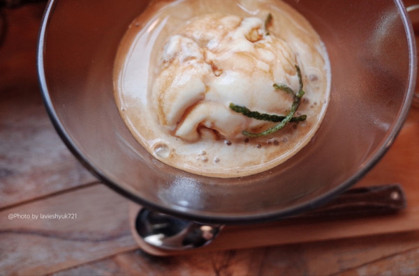 ｜關於美食（台中TAICHUNG 西屯區 x 窩柢咖啡公寓 WoDihouse Cafe）｜禾乃氏口袋食堂分享日誌—鬧中取靜的老宅咖啡香，在城市中暫緩腳步，閱讀、放鬆、吃甜點。