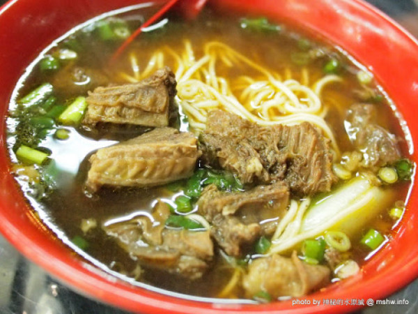 果香風味的紅燒湯頭, 加點辣更有勁! ~ 台中西區"舟董牛肉麵"