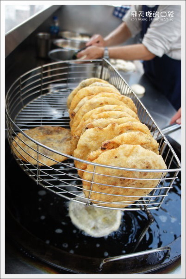 【台中小吃美食】劉記蘿蔔絲餅。北屯綏遠路文心國小旁的平凡美食
