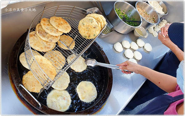 台中傳統下午茶║美食達人帶路，手工現做現煎紅豆餅、韭菜餅、蘿蔔絲餅，在地飄香20年!!