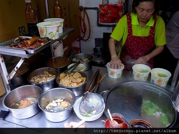 花花，甲飽沒【台北食記】光華垃圾麵 一碗40元便宜料又多！難怪每次經過都排隊！