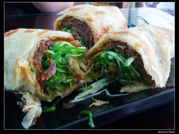 [角子虎水餃館]牛肉捲餅比招牌餃子好吃且CP值高出許多的水餃館~