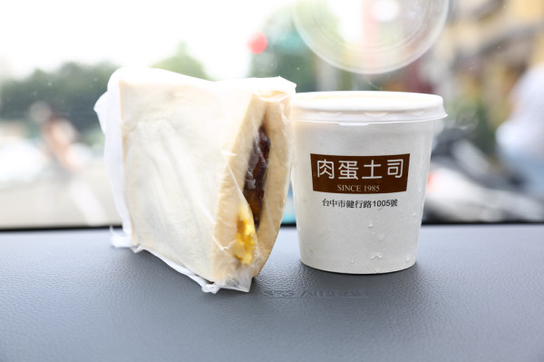 
【肉蛋土司】早安，台中！令人魂牽夢縈的泡菜蛋餅！
