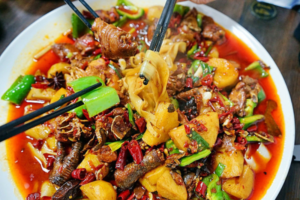 『新北。板橋』  江子翠站 小喬新疆羊肉串｜板橋這一家必吃 麻辣大盤雞、清燉羊肉湯、羊肉串，道地新疆料理 麻辣過癮，清燉鮮甜。 