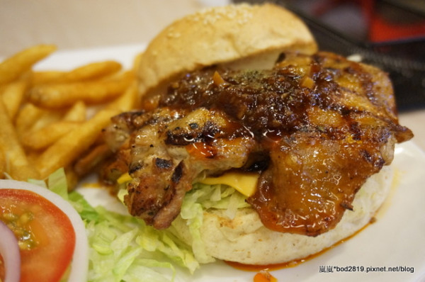 【台中西區】艾可先生漢堡餐廳(一中店)－漢堡稍微普通了一點，超值午餐149可以試試！