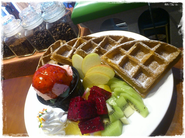 位於板橋介壽公園的對面 一個擁有古典氣氛的騎士花園 鬆餅與咖啡是主打 裡面環境不錯 待上一下午都愜意
