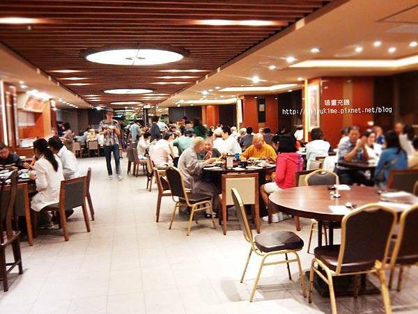 [食記]長春素食晚餐吃到飽～素食有創意甜點有質感（推）