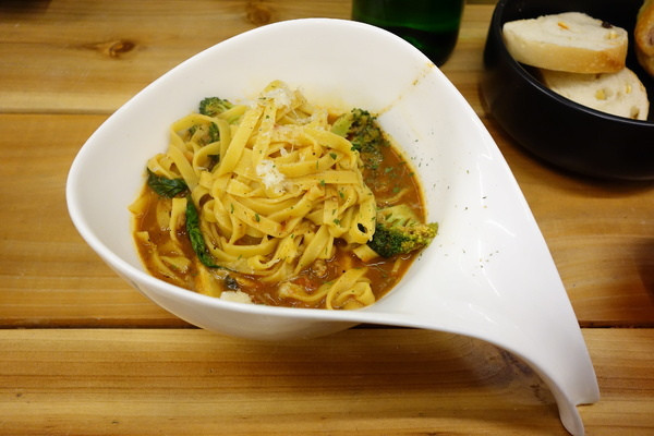 登打士街+麵包吃到飽+美式主題餐廳+善導寺捷運站+平價餐點+主廚濃湯+雞肉麵+義大利麵+木製風格+聚會+台北美食