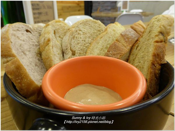 【台北中正食記】登打士街 Dundas St. Mini（台北店）。麵包無限供應吃到爽