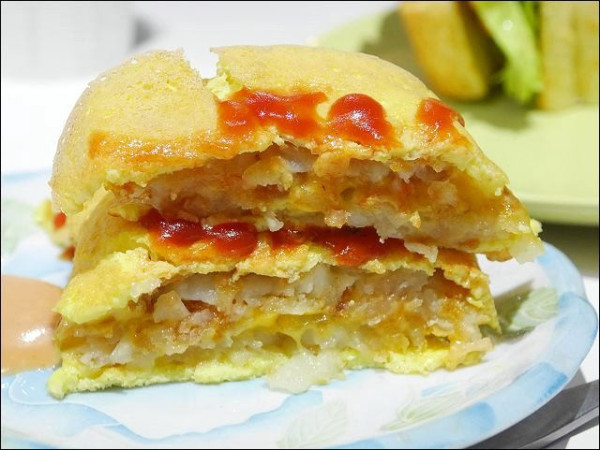 《捷運板南線美食/新埔站/小姑食記》致理科技大學校友推薦~健康主義早午餐．招牌起司薯餅塔配冰蜂牛奶！
