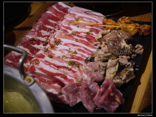 [燒霸]燒肉一般般但是麻辣鴨血,豆腐,熟食區吧檯都還不錯的燒肉店...