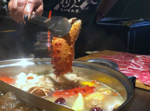 【台北。國父紀念館美食】紅蟹將軍。不用去北海道來這就能帝王蟹吃到飽，哈根達斯、頂級肉品一次滿足