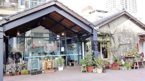 「台中-西區」Urara閣樓上的鹹點店-二訪，空間變寬敞許多.鹹派一樣美味好吃